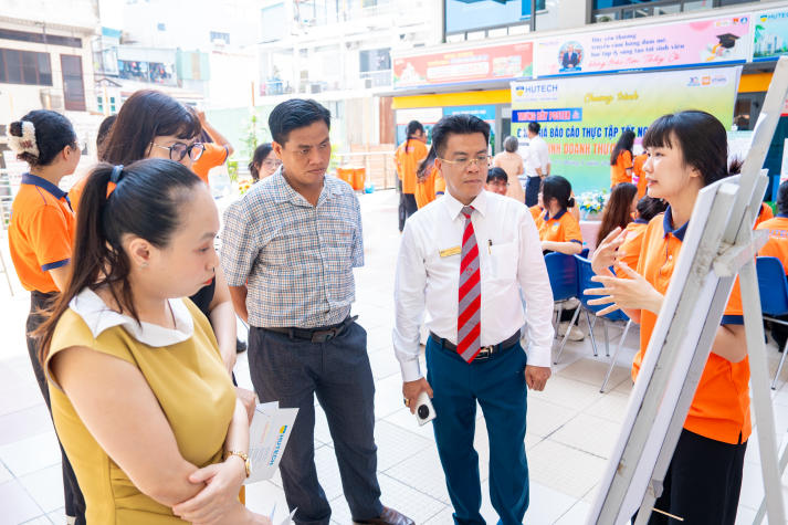 Sáng tạo từ trải nghiệm thực tế: Sinh viên ngành Kinh doanh thương mại báo cáo thực tập bằng poster 114