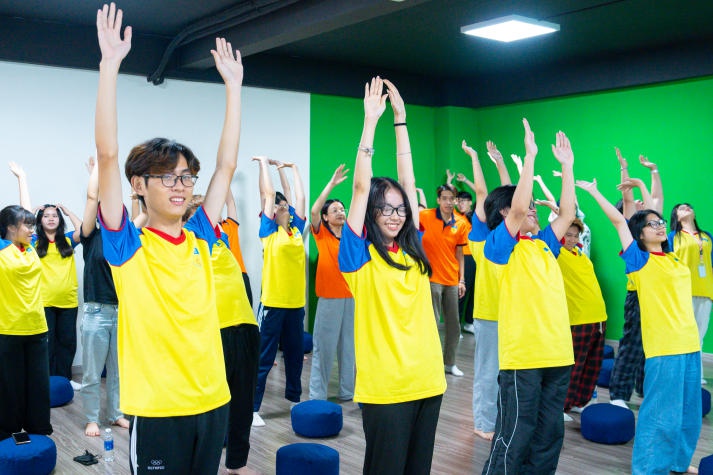 Sinh viên Khoa Truyền thông & Thiết kế học cách kiểm soát stress bằng Yoga cùng chuyên gia 79