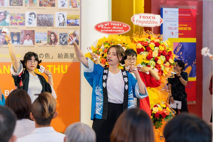 Sinh viên Khoa Nhật Bản học HUTECH tham dự triển lãm tranh "Sắc Thu" kỷ niệm 50 năm thiết lập quan hệ ngoại giao Việt - Nhật 48