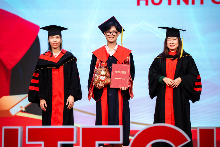 Lễ trao bằng tốt nghiệp HUTECH: Dấu son cho hành trình bền bỉ chinh phục tri thức 46