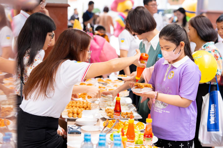 [Video] Ngày hội tuổi thơ HUTECH: Hành trình sắc màu cho những thiên thần nhỏ 94