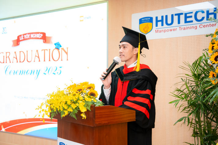 [Video] Tân Cử nhân ngành Ngôn ngữ Anh hệ Đào tạo từ xa HUTECH rạng ngời trong ngày vui tốt nghiệp 31