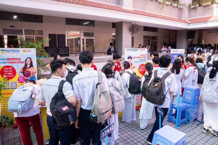 HUTECH Scholarship Tour 2025: Trao 32 suất học bổng trị giá 25% học phí toàn khóa cho học sinh Trường THPT Nguyễn Hữu Thọ (TP.HCM) 88