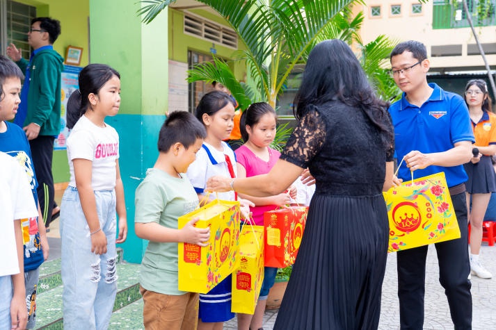 Mang tình xuân đến trẻ nhỏ, Khoa Thú y - Chăn nuôi HUTECH thắp lửa yêu thương 55