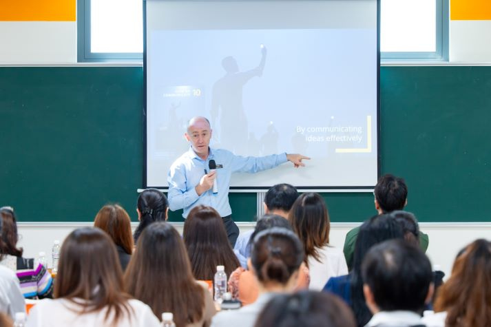 Giảng viên Khoa Tiếng Anh cập nhật phương pháp giảng dạy với giáo trình Voices 54