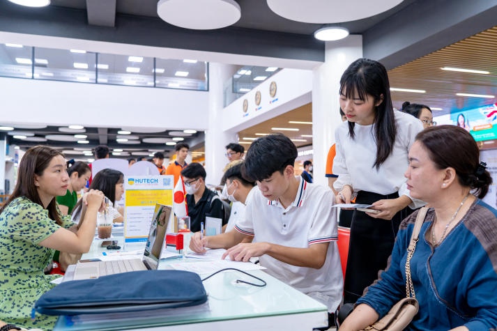 [Video] Cần hỗ trợ về ký túc xá, nhà trọ, tân sinh viên HUTECH làm gì? 107