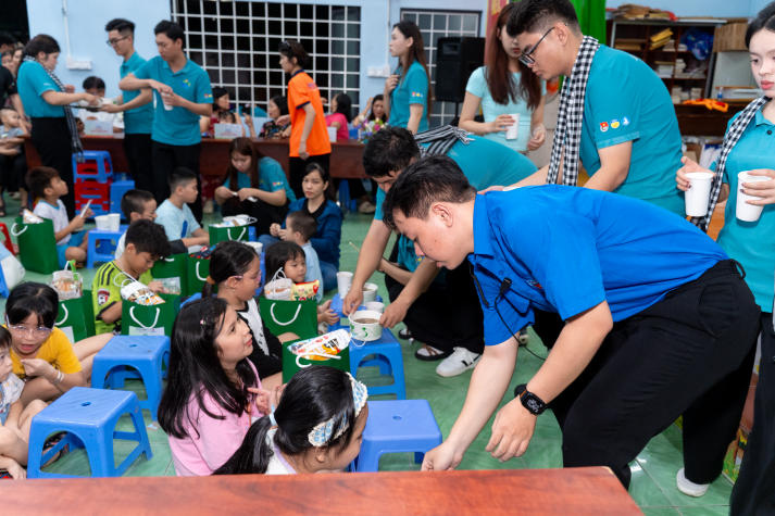 Sinh viên HUTECH mang Trung thu ấm áp đến với thiếu nhi phường An Khánh 109