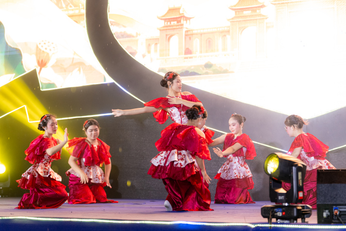 [Video] Đêm hội văn hóa HUTECH bùng nổ, Miss HUTECH 2027 chính thức khởi động 41