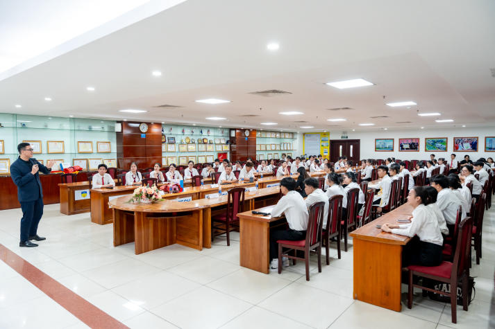 Trang bị kỹ năng làm việc trong môi trường VUCAH và đa văn hóa cho sinh viên HUTECH 9