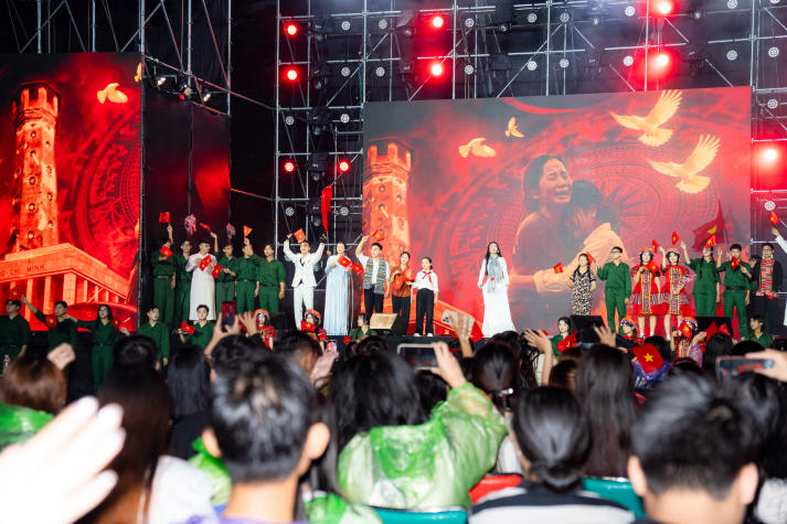 [Video] Âm vang Quốc kỳ: Sinh viên năm 2 Quản trị sự kiện tổ chức concert quy mô, chạm đến trái tim khán giả 55