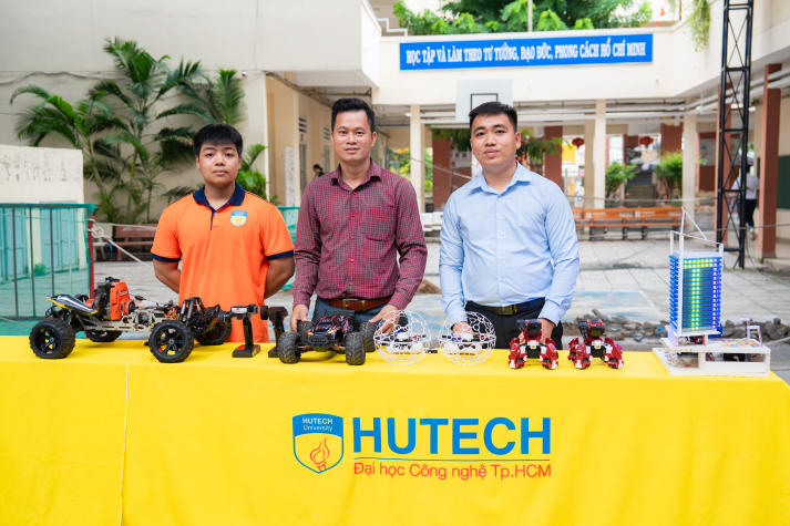 Học sinh THPT khám phá loạt mô hình học thuật sáng tạo tại gian hàng HUTECH 61