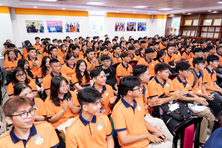 Tân sinh viên HUTECH cùng MC Trác Thuý Miêu bàn chuyện “Làm gì để thích nghi với môi trường Đại học” 11