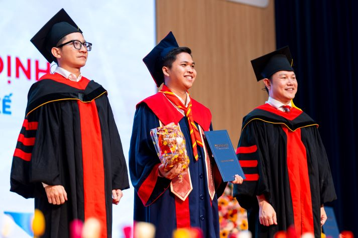 HUTECH vinh danh Tân Cử nhân, Tân Dược sĩ tại Lễ trao bằng tốt nghiệp 75