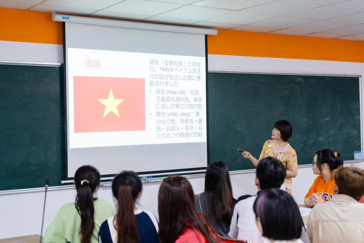 Sinh viên ĐH Hosei sôi nổi học tiếng Việt cùng sinh viên Khoa Nhật Bản học HUTECH 11