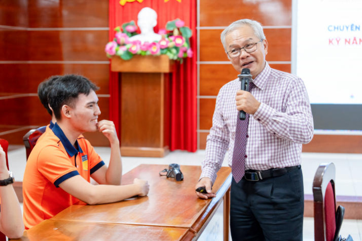 Newbies HUTECH được tiếp lửa tự tin bước vào giảng đường 60