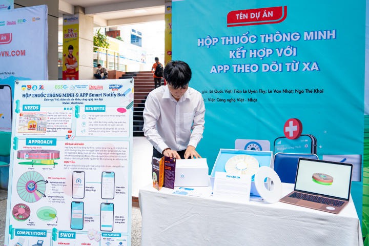 “Tour” khám phá không gian triển lãm Top 10 “HUTECH Startup Wings 2023” 86