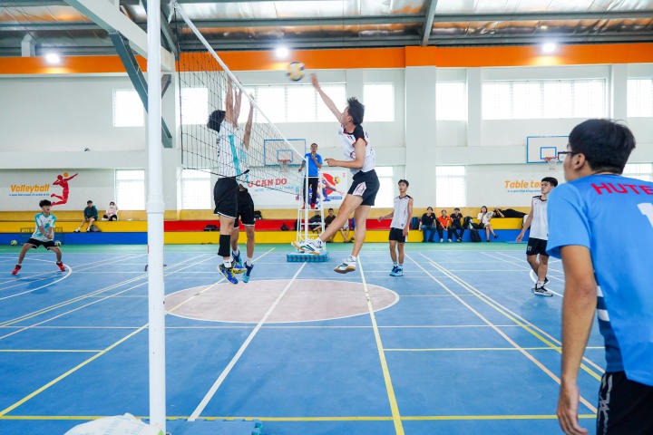 [Giải Thể thao Chào đón Tân Sinh viên] Team Cừu chiến đăng quang ngôi vô địch nội dung Bóng chuyền nam 50