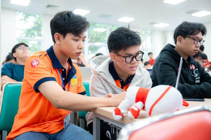 Sinh viên Khoa Công nghệ thông tin khám phá ứng dụng AI trên laptop ASUS thế hệ mới 33