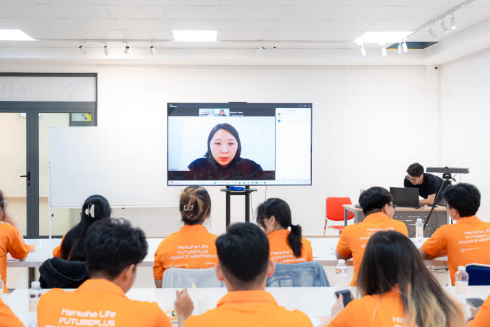 [Video] Sinh viên HUTECH tìm hiểu kiến thức ngành công nghệ tài chính cùng chuyên gia Hanwha Life 101