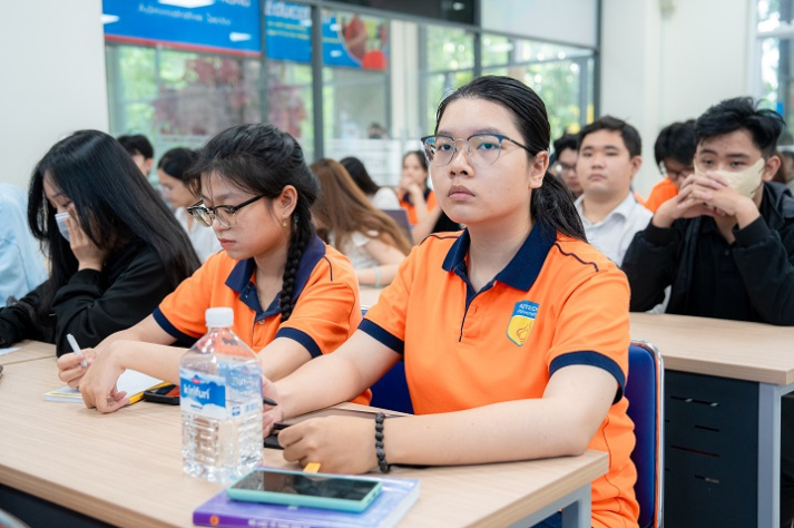 Rèn luyện kỹ năng viết bài tranh luận và biện hộ cho sinh viên Khoa Luật 40