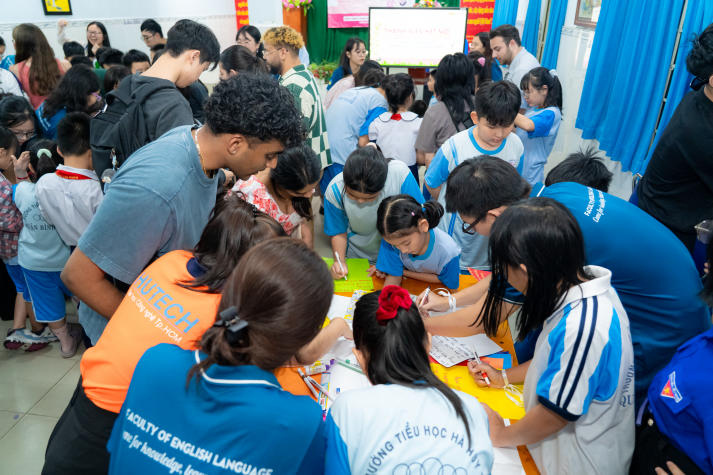 Sinh viên HUTECH và UIUC mang làn gió giao lưu quốc tế đến Trường Tiểu học Hà Huy Tập 54