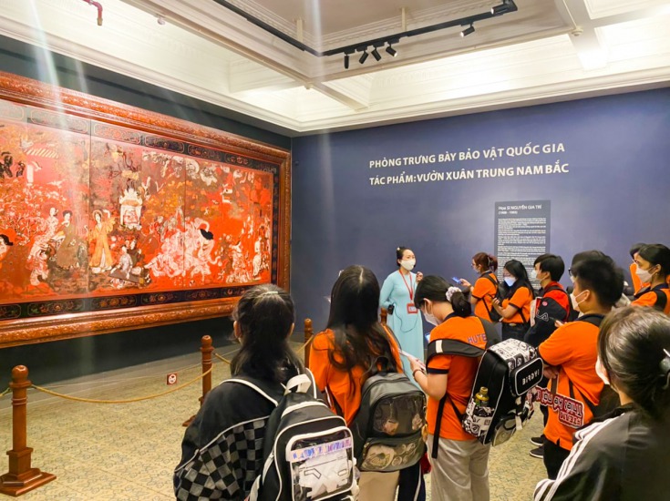 Dưới sự dẫn dắt nhiệt tình của thầy Thanh Nhật, các bạn sinh viên đã đến tham quan Bảo tàng Mỹ thuật TP.HCM HUTECH 2