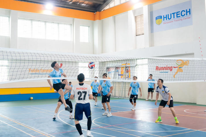[Hội thao CB-GV-NV 2026] Tuyển sinh - Truyền thông - Marketing bảo vệ ngôi vương Bóng chuyền nam 76