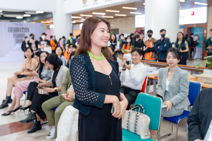 [Video] Đem bọ cánh cứng và người vô gia cư vào đồ án tốt nghiệp, 02 sinh viên ngành Thiết kế thời trang HUTECH “cán đích” thủ khoa và á khoa 32