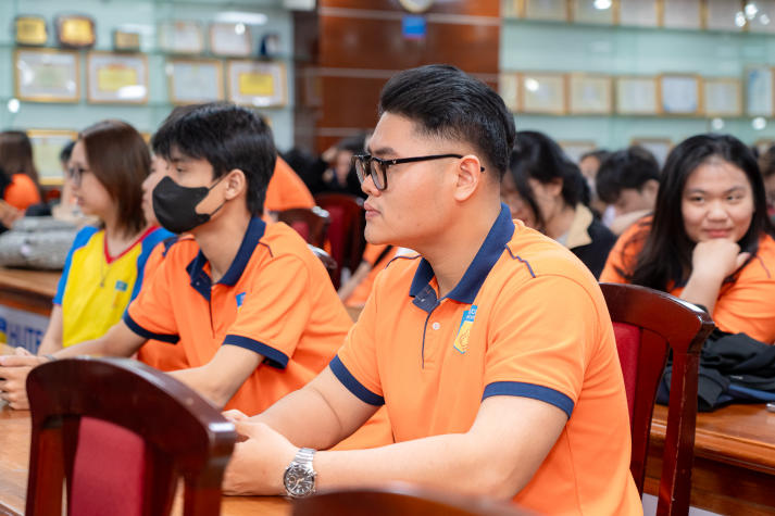 Khi “Mưa đỏ” chạm đến trái tim của sinh viên HUTECH 43