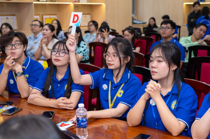 [Video] Sinh viên Khoa Thú y - Chăn nuôi toả sáng bản lĩnh nghề nghiệp tại Chung kết “Tôi là bác sĩ Thú y” 2025 56
