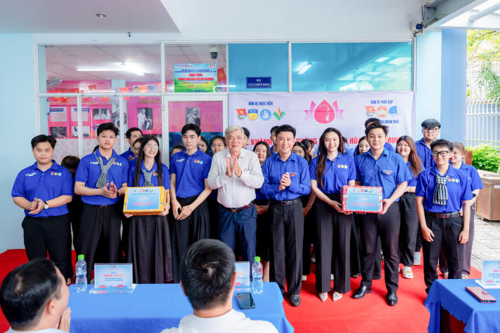 Khánh thành “Không gian Văn hóa Hồ Chí Minh”, tuổi trẻ HUTECH lan tỏa giá trị nhân văn trong cộng đồng 100