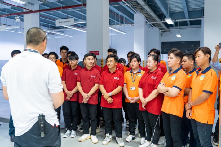 [Video] Giờ học giá trị của sinh viên ngành Công nghệ kỹ thuật ô tô, Công nghệ ô tô điện HUTECH tại showroom Audi lớn nhất Việt Nam 82