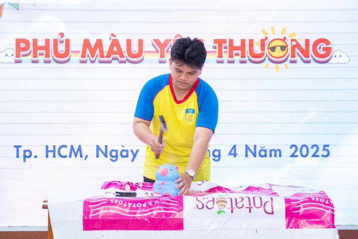 Khoa Quản trị Du lịch - Nhà hàng - Khách sạn lan tỏa yêu thương qua từng chú heo đất 23