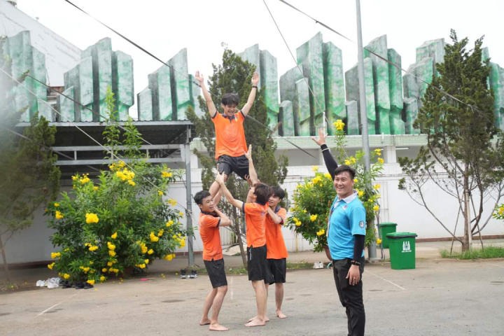 Trại sinh chinh phục chuỗi thử thách liên hoàn tại Hội trại Amazing HUTECH 2023 65