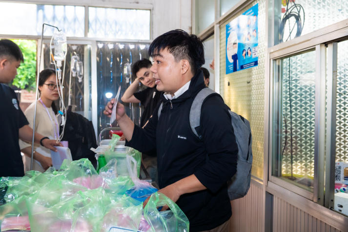 Sôi nổi và đầy nhiệt huyết, sinh viên Khoa Thú y - Chăn nuôi tham gia tiêm phòng dịch bệnh động vật tại Quận 12 và Gò Vấp 17