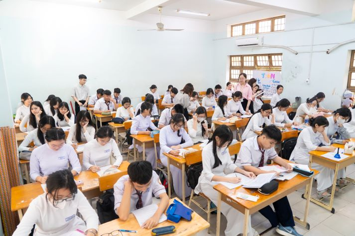 Sinh viên Tâm lý học lan tỏa thông điệp sức khỏe tinh thần đến học sinh THPT Tân Túc 70