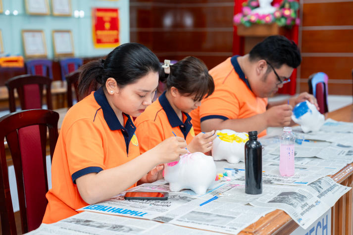 Khoa Quản trị Du lịch - Nhà hàng - Khách sạn khởi động công trình nuôi heo đất “Chạm yêu thương”, lan tỏa tinh thần sẻ chia 56