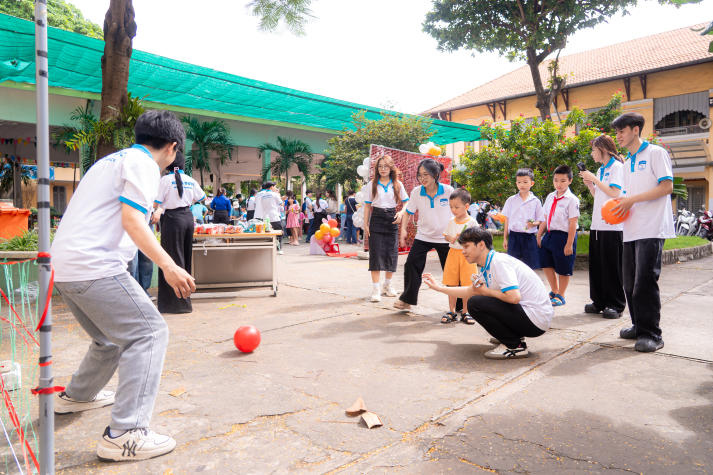 “Trung thu yêu thương 2025”: Sinh viên HUTECH kết nối trái tim, sẻ chia niềm vui cùng trẻ em Bình Thạnh 34