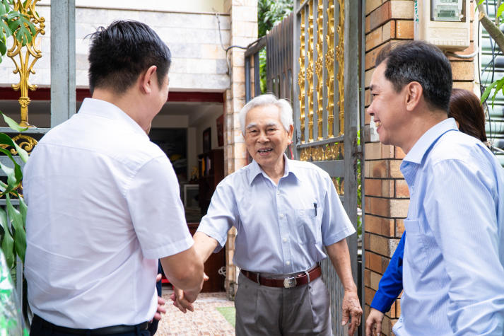 Mùa hè xanh HUTECH 2025: Gặp gỡ gia đình có công với cách mạng và xây dựng không gian sống an toàn - sạch - đẹp 37