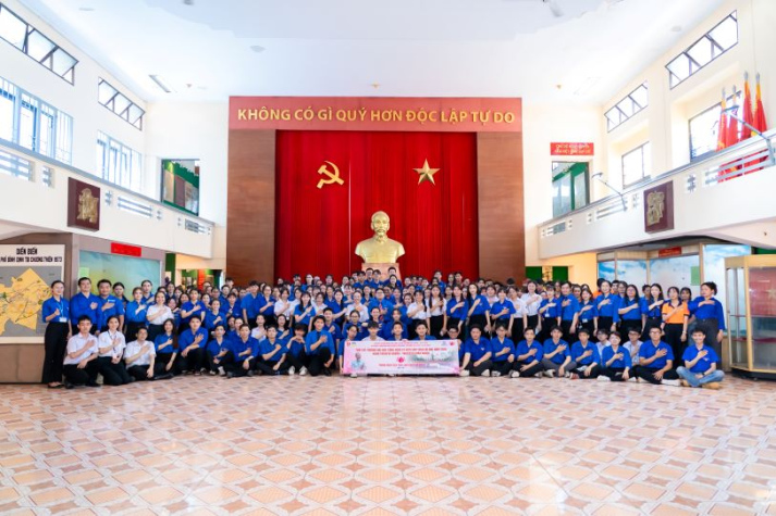 Tuổi trẻ HUTECH dâng hoa tưởng nhớ Bác, tiếp nối giá trị lịch sử và tinh thần cống hiến 68