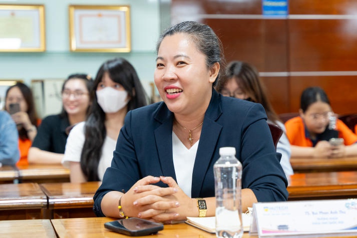 Chuyên gia Hàn Quốc định hướng về thị trường nghề nghiệp cho sinh viên khoa Hàn Quốc học 115