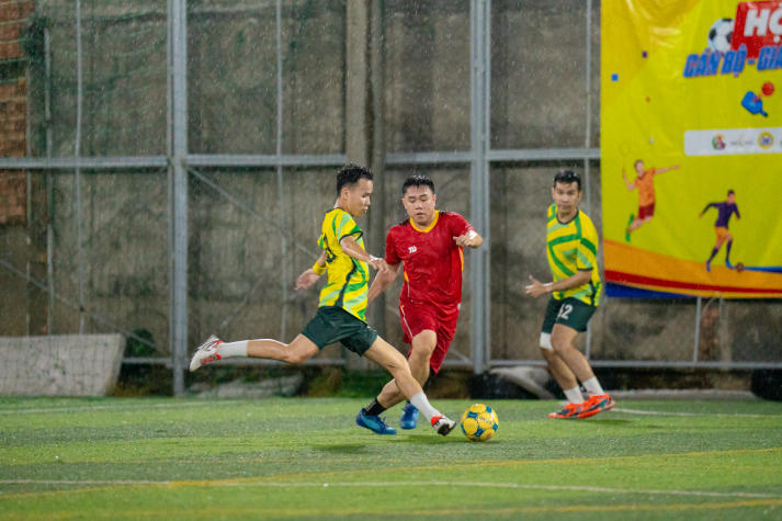 [Hội thao CB-GV-NV HUTECH 2025]: Rực lửa với những cuộc rượt đuổi tỷ số bộ môn Bóng đá nam 125