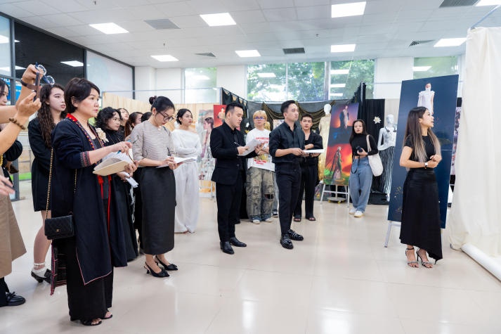 [Video] Sinh viên Thiết kế thời trang HUTECH “trình làng” loạt đồ án tốt nghiệp với nhiều ý tưởng độc đáo 38