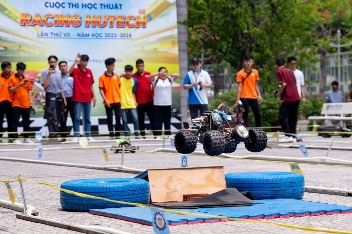 [Video] Hơn 100 đội thi tranh tài tại "đường đua tốc độ" Racing HUTECH lần VII 118