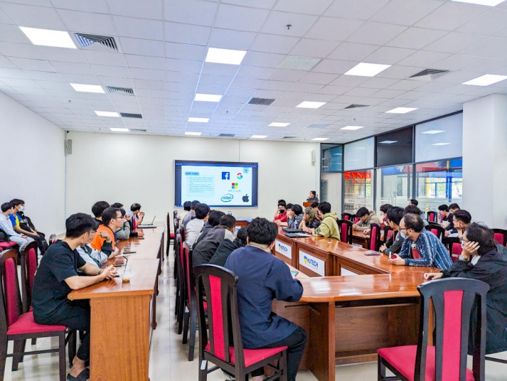 Sinh viên Khoa Công nghệ thông tin HUTECH tìm hiểu “Cân bằng tải trên nền tảng mã nguồn mở” 56