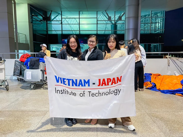 Các bạn sinh viên VJIT vui vẻ check-in tại sân bay trước giờ lên đường sang Nhật Bản HUTECH 1