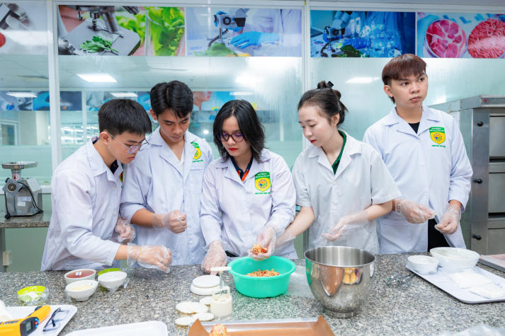[Video] “Xắn tay áo” vào bếp cùng sinh viên Viện Khoa học Ứng dụng trổ tài làm bánh Trung thu 75