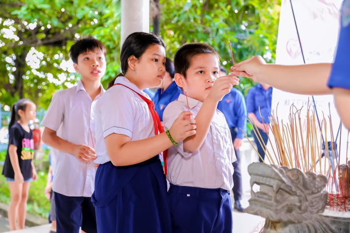 CLB Nhiếp ảnh và CLB Tình nguyện cộng đồng chung tay mang “Mùa hè yêu thương” đến với các em nhỏ 41