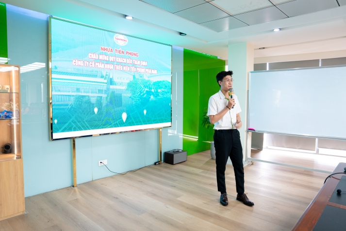 Sinh viên Viện Kỹ thuật khám phá môi trường sản xuất hiện đại tại Nhựa Tiền Phong 51