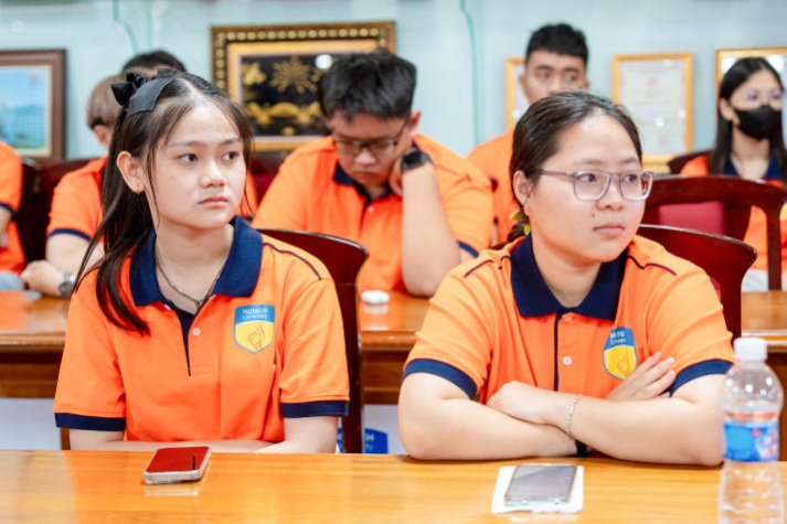 Newbies HUTECH được tiếp lửa tự tin bước vào giảng đường 77